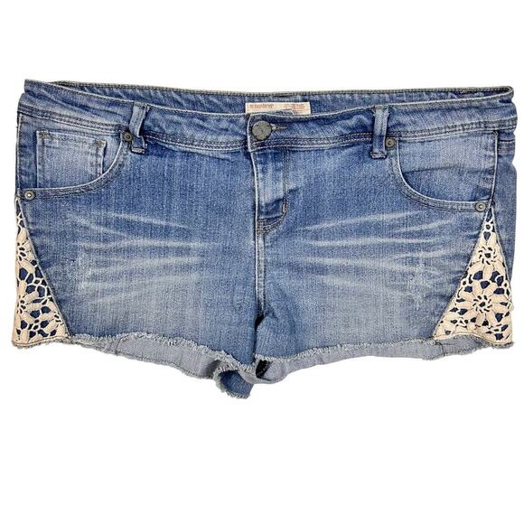 Coastal Cowgirl Denim Booty Shorts Lace Crochet Daisy Flowers Women Size 17 - Picture 1 of 4